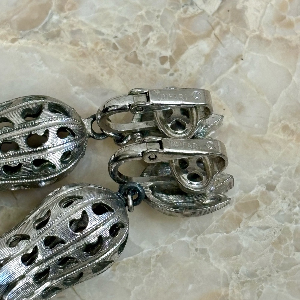 Trifari Vintage Signed 70s Rare Silver Tone Swinging Clip On Earrings - Picture 5 of 6